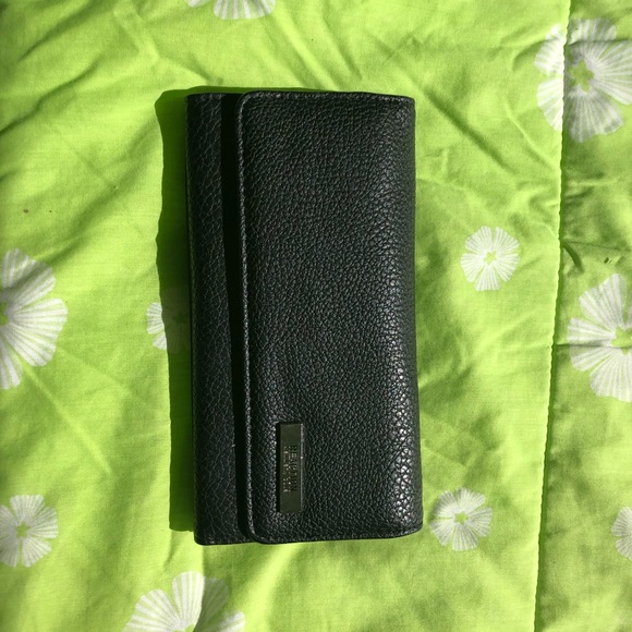 Kenneth Cole Handbags - REACTION Kenneth Cole women’s wallet Kenneth Cole Handbags - REACTION Kenneth Cole women’s wallet